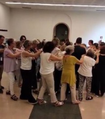 Una actividad de grupo, divertida, durante la formación