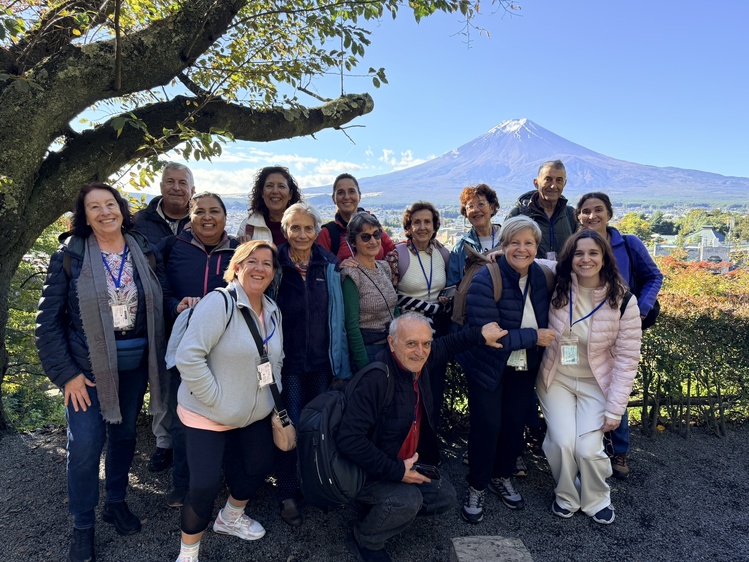 Aquí estamos todos, mis pollitos y yo, frente al majestuoso Fuji, un recuerdo que quedará grabado para siempre Aquí estamos todos, mis pollitos y yo, frente al majestuoso Fuji, un recuerdo que quedará grabado para siempre
