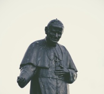 Dos papas que representan dos concepciones diferentes de la iglesia Dos papas que representan dos concepciones diferentes de la iglesia