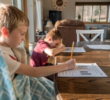¿Cómo puede ayudar a su hijo a hacer bien su tarea sin molestarlo?