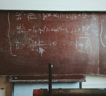 La pizarra de mi clase está en el salón de mi casa La pizarra de mi clase está en el salón de mi casa